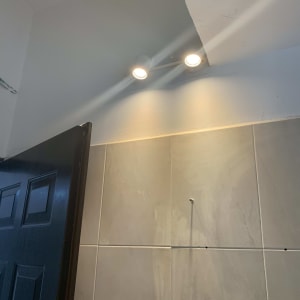 שני פנסי תאורה מותקנים על קיר לבן