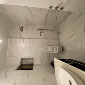 חדר אמבטיה עם כיור, אסלה ומקלחת