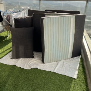 כריות ספה עומדות לייבוש על מרפסת