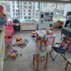 חדר משחקים עם צעצועים מפוזרים על הרצפה