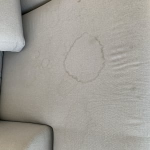 כתם עגול על ספת בד אפורה