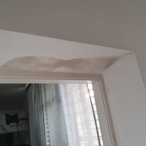 קיר עם סימני רטיבות ותיקון צבע