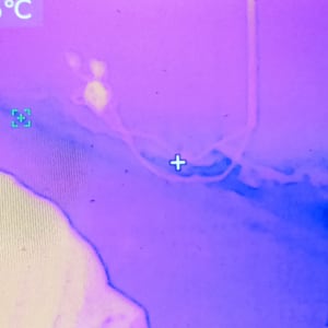 תמונה תרמית של צינור עם אזור חם