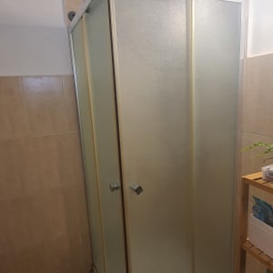 מקלחון זכוכית עם דלתות מט בחדר אמבטיה