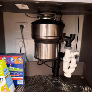 מתקן טוחן אשפה מתחת לכיור עם צנרת פלסטיק