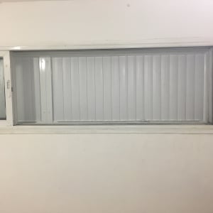 חלון אלומיניום עם תריסים סגורים