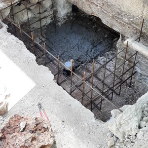 חפירה עם רשת ברזל ובטון רטוב באתר בנייה