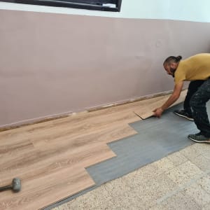 התקנת פרקט עץ על רצפה עם פטיש גומי