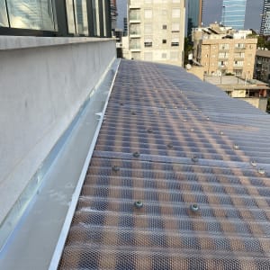 גג עם כיסוי מתכת מחורר וברגים חשופים