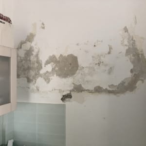 קיר עם קילופי צבע ותיקוני טיח