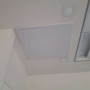 פתח תקרה מגבס עם מסגרת לבנה