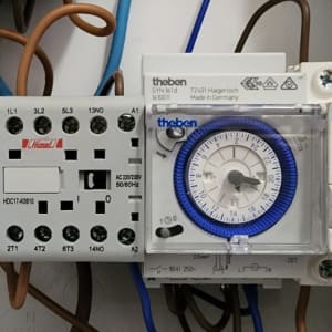 לוח חשמל עם טיימר ומפסקי זרם