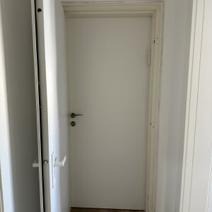 דלת לבנה סגורה עם ידית מתכתית