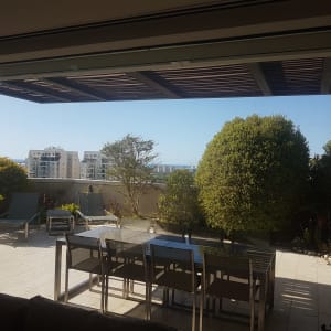 ריהוט גן מאלומיניום במרפסת שמש