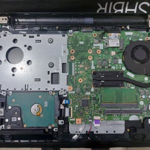 לוח אם של מחשב נייד עם מאוורר וכונן קשיח