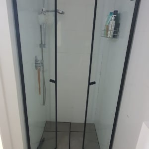 דלתות זכוכית למקלחת עם מסגרת שחורה