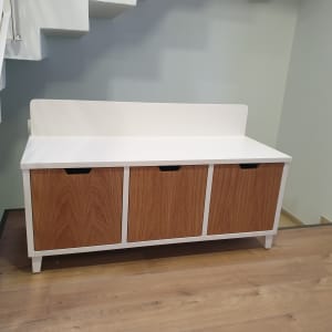 ארון עץ עם דלתות לבנות ומדף עליון