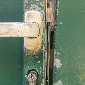 ידית דלת מתכת ירוקה עם מנעול