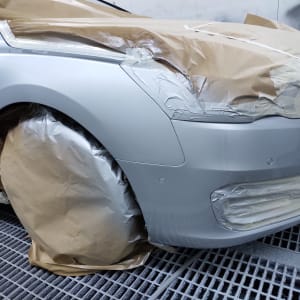 רכב מכוסה בנייר לקראת צביעה במוסך