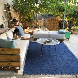 כריות צבעוניות על ספה חיצונית בחצר