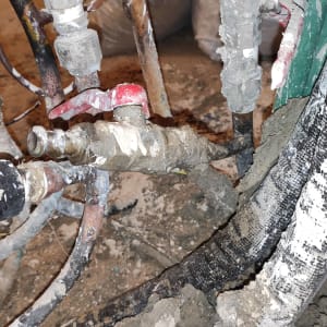 צינורות חימום עם ברזים אדומים ומחברים