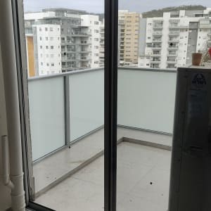 מסגרת אלומיניום לדלת זכוכית במרפסת