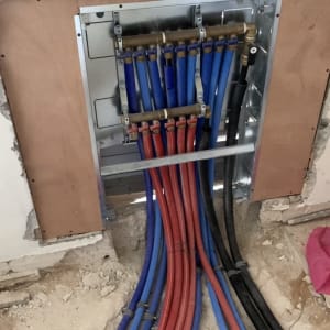 צינורות מים כחולים ואדומים במערכת אינסטלציה