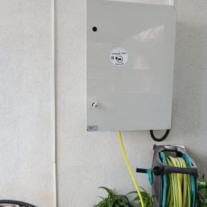 ארון חשמל עם כבל צהוב מחובר לקיר