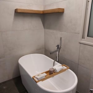 מדף עץ בפינת חדר אמבטיה