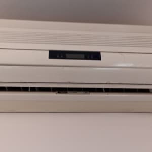 מזגן קיר לבן עם תצוגה דיגיטלית