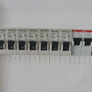 מפסקי חשמל בלוח חשמל עם תוויות נסקו ו-ABB