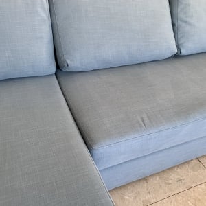 ספה כחולה נקייה עם כריות תואמות