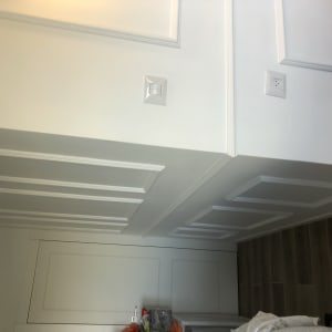 קירות גבס עם עיטורים ומתג חשמל