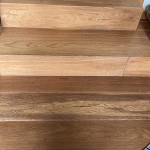 מדרגות עץ עם פרקט חום בהיר