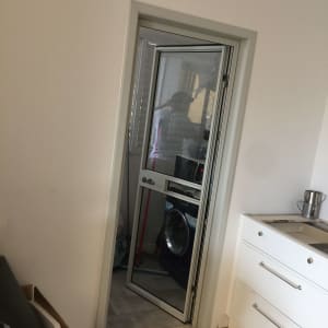 הרחקת הקיר שמאלה מהמטבח לפני הרכבת הדלת