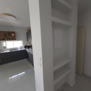 מדף גבס לבן עם שלושה תאים ריקים