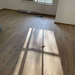 רצפת פרקט עם אור שמש וצללים