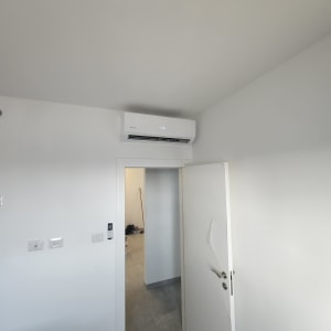 מזגן מותקן על קיר לבן בחדר