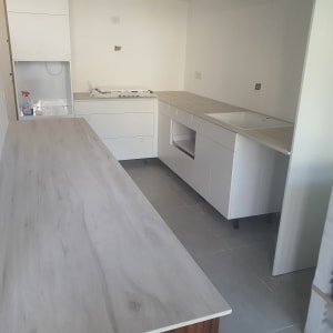 משטחי שיש במטבח חדש עם כיור מובנה