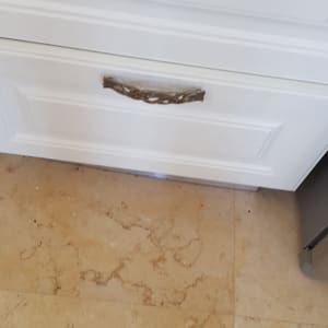 מגירת מטבח לבנה עם ידית מתכת מעוצבת