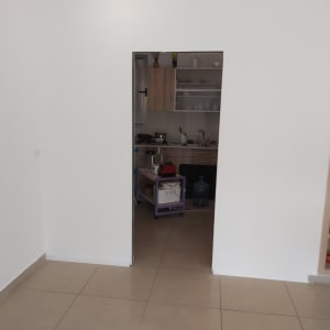 קיר גבס לבן עם פתח לחדר נוסף