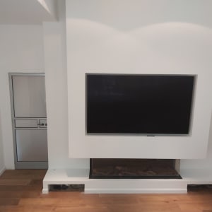 קיר גבס עם טלוויזיה מובנית ומדף תחתון