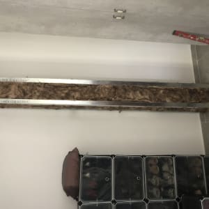 מסגרת מתכת עם חומר בידוד גבעס על קיר