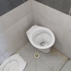 אסלה ללא מכסה, מכסה אסלה על הרצפה, ניקוז ברצפה