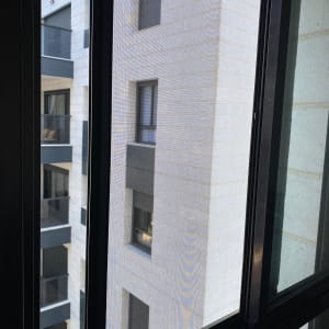 חלון אלומיניום עם מסגרת כהה