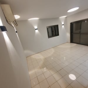 רצפה נקייה ומבריקה בחדר מואר היטב