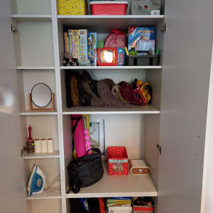 ארון עם צעצועים, תיקים, מגהץ וקופסאות אחסון