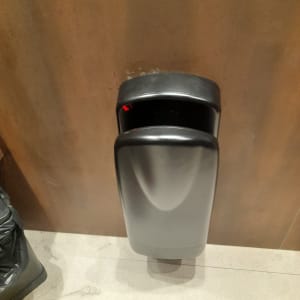 מייבש ידיים חשמלי מותקן על קיר