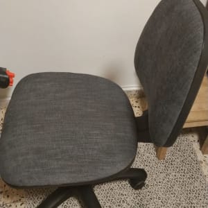 כיסא משרדי עם ריפוד אפור על גלגלים