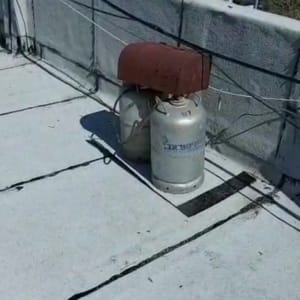 שני בלוני גז על גג עם חיבורים ואיטום